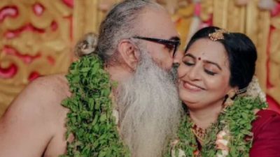 38 की उम्र में एक्ट्रेस ने 49 साल के बाबा से रचाई शादी, अब बेटी के साथ किया ये काम