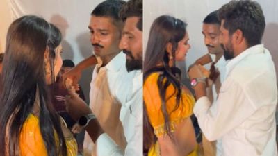 VIRAL VIDEO: डांसर ने दो-दो लड़कों से ब्लाउज में भरवाए नोट, वीडियो देख लोग पूछ रहे इस महिला का पता