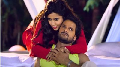  Bhojpuri Video: काजल राघवानी को बाहों में लपेटे जबरदस्त रोमांस करते दिखे खेसारी, वीडियो ने हिलाया इंटरनेट 