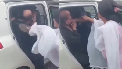 Viral Video- सरेराह महिला ने नेता जी को चप्पल से पीटा, ब्लैकमेल करने का आरोप!