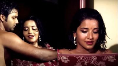 Bhojpuri Video: रात के अंधेरे में एक ही चादर में लिपटे दिखे पवन सिंह और मोनालिसा, लोग रोक-रोक कर देख रहे क्लिप