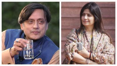 Dimple Yadav Video: डिंपल यादव को देखकर देखते ही रह गए शशि थरूर! अखिलेश यादव के हाथ ना जाए ये वीडियो 