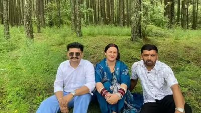 Honeymoon Photos: दो सगे भाईयों के साथ शादी के बाद हनीमून पर सुनीता चौहान, तीने ऐसे ले रहे हैं मजे, एक साथ ही.