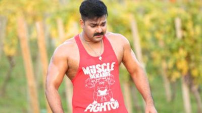 भोजपुरी के सलमान खान फिर रचाने जा रहे हैं शादी ? स्टेज पर किया ऐलान, लड़की की उम्र देख सदमे में आए फैन्स...