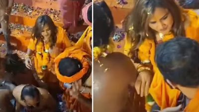 Viral Video: नागा साधुओं के साथ नहाने पहुंच गई महिला? वीडियो ने इंटरनेट पर मचाया बवाल, छिड़ी गई बहस