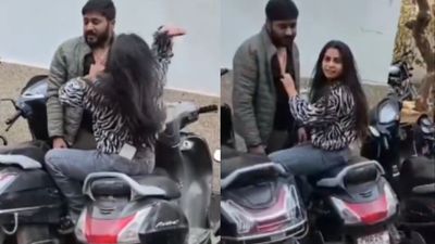 लड़की गुस्से में अपने BF पर बरसाती रही थप्पड़, नजारा देख लोगों ने पुलिस बुलाने की दी धमकी फिर भी...