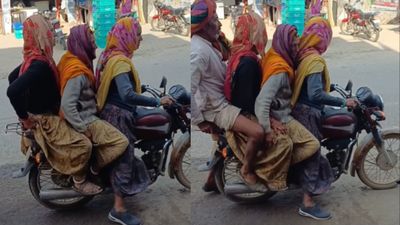 Viral Video: उम्र को दी मात! एक बाइक पर सवार तीन दादियां, सड़क पर दिखा ऐसा अंदाज देख दंग रह गया इंटरनेट