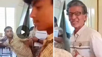 शर्मनाक! क्लास में बुजुर्ग शिक्षक की छात्र ने की पिटाई, Video देख खौल उठेगा खून