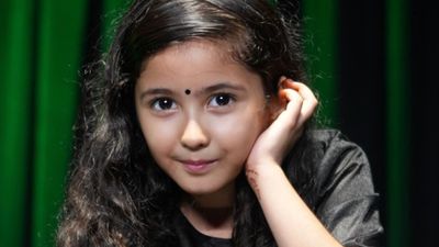 सात साल की नन्ही सी इंफ्लुएंसर बरकत अरोड़ा पैसो का हिसाब भी नही जानती लेकिन कमाती है लाखों-लाख, करती है ये काम