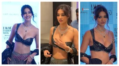 एक कंधे पर दिशा पाटनी ने लटकाया ब्लाउज, चोली सरकने के डर से उतरा रहा चेहरा, बार बार खींचती रहीं