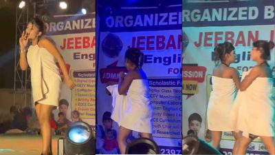 Viral Video: स्कूल में बच्चियों ने किया टॉवल डांस, वीडियो ने मचा दिया बवाल... लड़कियों ने टॉवल भी खोली