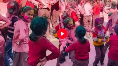 सरकारी स्कूल में बच्चियों ने यूनिफॉर्म में इस गाने पर किया डांस, चंद सेकेंड में बन गया लोगों का फेवरेट VIDEO