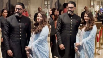 सचिन तेंदुलकर के बेटे की शादी में पत्नी संग पहुंचे अभिषेक बच्चन, कैमरे को देखते ही ऐश्वर्या का हाथ पकड़कर...
