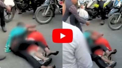 सड़क का चौराहा बना सुहागरात की सेज, दिन दहाड़े कपल हुआ बेकाबू, जमीन पर लेट-लेट कर... Watch Full Video