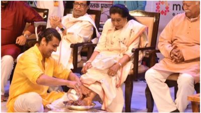 जब भरे मंच पर Sonu Nigam ने Asha Bhosle के धोए थे पैर, सिंगर ने वीडियो संग शेयर किया इमोशनल नोट