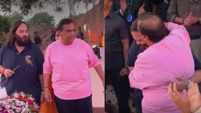 हजारों की भीड़ के सामने अनंत अंबानी ने पिता को दिया ऐसा सम्मान, देखकर आप भी कहेंगे- बेटा हो तो ऐसा...