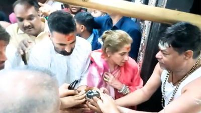 सास संग महाकाल मंदिर पहुंचे अक्षय कुमार, दामाद के लिए डिंपल कपाड़िया ने मांगी दिल से ये दुआ