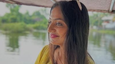 Mahakumbh Mela sensation Monalisa Ties The Knot With Beau Farman At A Temple In Kerala