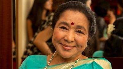 Asha Bhosle Funeral: Late Singer's Son Urges Fans To Avoid Crowding Her Last Rites At Shivaji Park