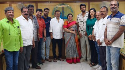 ಲವ್ ಮಾಕ್ಟೇಲ್ 3 ಸ್ಕ್ರಿಪ್ಟ್ ಸಮರ ಸುಖಾಂತ್ಯ ; ಮನಸ್ತಾಪ ಮರೆತು ಕೈಕುಲುಕಿದ ಡಾರ್ಲಿಂಗ್ ಕೃಷ್ಣ -ಗುರು ದೇಶಪಾಂಡೆ