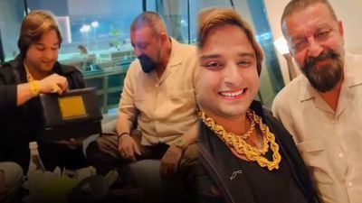 ಅಭಿಮಾನದ ಪರಾಕಾಷ್ಠೆ ; ಸಂಜಯ್ ದತ್ಗೆ ಚಿನ್ನದ ಐಫೋನ್ ನೀಡಿದ ಪಾಕಿಸ್ತಾನದ ವ್ಯಕ್ತಿ -ಯಾರು ಈ ಗೋಲ್ಡ್ ಮ್ಯಾನ್ ?