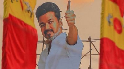 ಮಹಿಳೆಯರಿಗೆ ತಿಂಗಳಿಗೆ 2,500 ರೂ, ಹಣ.. ಫ್ರೀ ಗ್ಯಾಸ್ ಸಿಲಿಂಡರ್; 6 ಉಚಿತ ಗ್ಯಾರಂಟಿ ಘೋಷಿಸಿದ ವಿಜಯ್