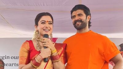 ಮದುವೆ ಬೆನ್ನಲ್ಲೇ 40ಕ್ಕೂ ಅಧಿಕ ಶಾಲೆಗಳ ಪ್ರತಿಭಾವಂತ ವಿದ್ಯಾರ್ಥಿಗಳಿಗೆ ಸ್ಕಾಲರ್‌ಶಿಪ್ ಘೋಷಿಸಿದ ವಿಜಯ್