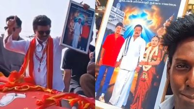 ವಿಚ್ಚೇದನದ ಪ್ರಕರಣದ ಬೆನ್ನಲ್ಲೇ ಮದುವೆ ಫೋಟೊ ನೀಡಿದ ಫ್ಯಾನ್; ವಿಜಯ್ ರಿಯಾಕ್ಷನ್‌ ಏನಂದ್ಕೊಳ್ಬೇಕು?