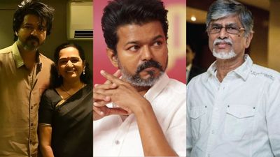 വീടിന്റെ ​ഗേറ്റിന് മുന്നിൽ അച്ഛനും അമ്മയും; അമ്മയെ മാത്രം കയറ്റി വിടെന്ന് വിജയ്! അന്നുണ്ടായത്?