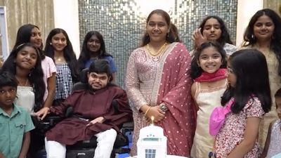 நெப்போலியன் மகன் பிறந்தநாள்.. அக்‌ஷயா எவ்வளவு காதல் வெச்சிருக்காங்க பாருங்க.. குடும்பம் உச்சக்கட்ட சந்தோஷம்