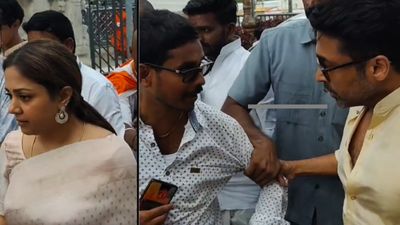 Suriya Jyotika: ஜோதிகாவை தொந்தரவு செய்த ரசிகர்.. கையைப் பிடித்து இழுத்த சூர்யா.. அச்சச்சோ என்னாச்சு?