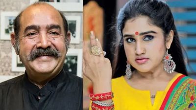 நீண்ட நாட்கள் கழித்து சந்திப்பு.. தந்தையின் காலில் விழுந்து அழுத வனிதா விஜயகுமார்.. எப்போ நடந்தது தெரியுமா?