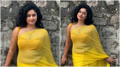 மேடம் ரொம்ப ஓபன் டைப் போல.. மெல்லிய சேலையில் கவர்ச்சியாக போஸ் கொடுத்த நடிகை!