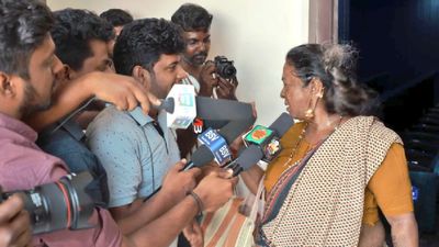 தாய் கிழவி டிரைலர்ல தவெக விஜய் கட்சி டயலாக்.. சிவகார்த்திகேயன் தயாரிப்பில் இதை நோட் பண்ணீங்களா!