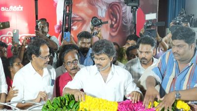 நல்லகண்ணு மறைவு.. கலங்கியபடி வந்து அஞ்சலி செலுத்திய விஜய்.. மனுஷன் நொறுங்கிட்டாரு