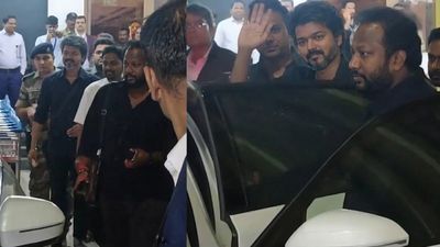 Vijay: வேட்பாளர்களை தேர்வு செய்ய வேண்டிய நேரத்தில்.. மும்பை பறந்த விஜய்.. எல்லாம் நல்ல விஷயம் தான்!