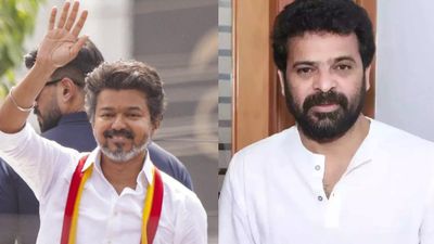 மனைவி - மகளை விரட்டிவிட்டுவிட்டு.. மகளிர் தினவிழா தேவையா? விஜய்யை கடுமையாக விமர்சித்த அமீர்