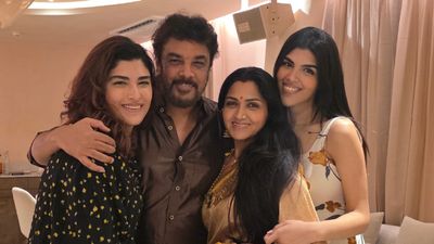 குடும்பத்தை இப்படி கொண்டாடனும்.. ஃபேமிலி புகைப்படத்தை இறக்கி அசத்திய குஷ்பு!