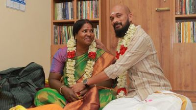 3 வயது மூத்த பெண்.. 20 வருட திருமண வாழ்க்கை.. மனைவி குறித்து எமோஷனல் போஸ்ட் போட்ட நந்தன் இயக்குநர்!