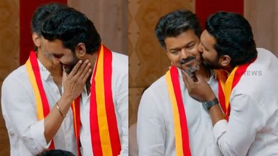 மாறி மாறி முத்தம் கொடுத்துக் கொண்ட விஜய் - வேட்பாளர்.. ஆனால் அதைச் செய்ய மாட்டேன்னு சொல்லிட்டாரே!