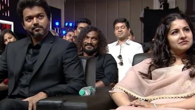 அறிவுக்கொழுந்துகளே... விவாகரத்து வழக்கு தொடுத்ததே சுறாவின் மனைவிதான்.. ப்ளூ சட்டை மாறன் அட்டாக்!