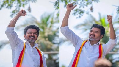 விஜய்யை பார்த்ததும் விசித்திரம்.. காரில் நீச்சல் அடித்து முத்தம்.. தவெகவினரை கன்ட்ரோலே செய்ய முடியாதா?