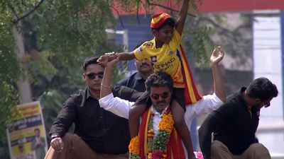 மக்கள் காசை தொடமாட்டேன்னு ஸ்டாலின் சொல்வாரா?.. குழந்தையை தோளில் தூக்கி வைத்து விஜய் செம சம்பவம்!