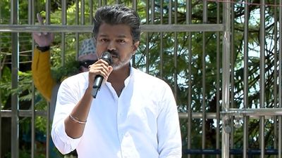 கெரியரின் உச்சத்தை விட்டுவிட்டு வரச்சொல்லி நாங்க அழவில்லை.. அப்படி யாரு வரச்சொன்னா? விளாசிய பிரபலம்