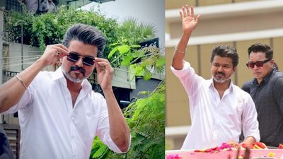 Vijay: விஜய்யை நோக்கி கண்ணாடியை வீசிய ரசிகர்.. தளபதி மாஸ் பண்ணீட்டாப்ளயே!