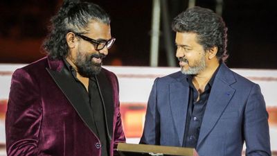 நம்பியவர்களை நடுத்தெருவில் விட்ட பழக்கம் விஜய்க்கு இல்லை.. ஜன நாயகன் தயாரிப்பாளருக்காக முடிவை மாற்றிய விஜய்