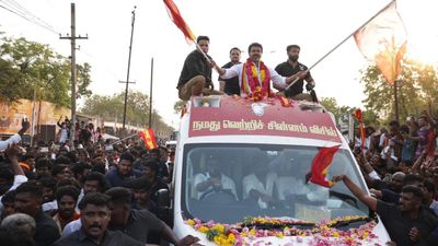 ஜனநாயகன் லீக் ஆனது குறித்து விஜய்யிடம் நீட்டப்பட்ட மைக்.. இப்போ கூட மீடியாவை அவாய்ட் பண்ணுவது ஏன்?