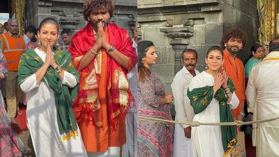 யப்பா வெங்கடாஜலபதி எல்ஐகேவ காப்பாத்தி விடு ப்பா.. நயன்தாராவுடன் தரிசனம் செய்த விக்னேஷ் சிவன்