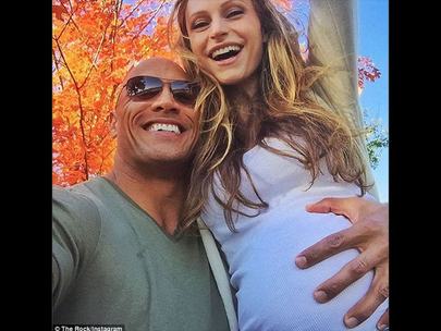  Dwayne Johnson Shares A Picture Of His Newborn Daughter! 