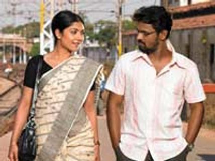 Cheran sucks Sneha lips!